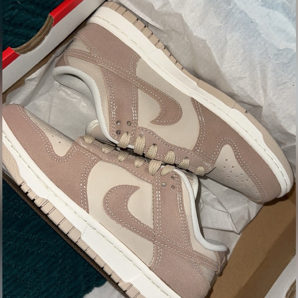 Women’s Dunk Low SE Sandrift